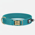 Charger l'image dans la visionneuse de la galerie, collier pour chien personnalisable Oscar et Plume en tissu bleu sarcelle avec boucle gravée et anneau D
