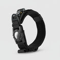 Load image into Gallery viewer, Collier pour grand chien avec poignée en nylon noir résistant avec fermeture sécurisée Oscar et Plume