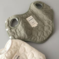 Cargar la imagen en la vista de la galería, Manteau chaud pour chien matelassé vert olive avec ouverture pour pattes et boutonnières latérales