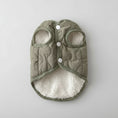 Cargar la imagen en la vista de la galería, Manteau chaud pour chien Oscar et Plume en tissu matelassé vert avec doublure en fausse fourrure blanche