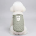 Cargar la imagen en la vista de la galería, Chien blanc portant un manteau chaud pour chien vert kaki matelassé de la marque Oscar et Plume