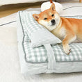 Charger l'image dans la visionneuse de la galerie, Chien Shiba Inu couché confortablement sur un coussin déhoussable pour chien à rayures et carreaux