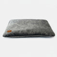 Charger l'image dans la visionneuse de la galerie, Coussin en velours pour chien Oscar et Plume en gris, confortable et élégant pour le repos des animaux de compagnie