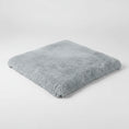 Carica l'immagine nel visualizzatore della galleria, Coussin moelleux pour chien en velours gris, parfait pour le confort de votre animal de compagnie.