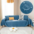 Load image into Gallery viewer, Couverture de protection imperméable canapé bleue avec gouttes d'eau pour protéger le canapé dans un salon moderne