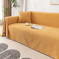 Load image into Gallery viewer, Couverture de protection imperméable canapé couleur moutarde avec coussin assorti sur un canapé moderne
