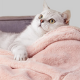 Charger l'image dans la visionneuse de la galerie, Chat gris clair allonge sur couverture douce pour chien et chat rose pelucheuse Oscar et Plume chaude et confortable