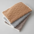 Load image into Gallery viewer, Ensemble de couvertures imperméables en polyester avec finitions en coton dans des tons beige et gris