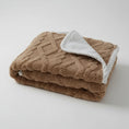 Load image into Gallery viewer, Couverture imperméable Oscar et Plume en brun avec texture douce et légère pour un confort optimal