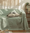 Load image into Gallery viewer, Couverture protection canapé chien et chat Oscar et Plume en tissu vert clair avec coussin beige