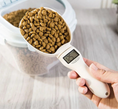 Charger l'image dans la visionneuse de la galerie, Cuillère balance pour croquettes Oscar et Plume avec affichage numérique pour peser la nourriture animale