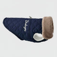 Cargar la imagen en la vista de la galería, Veste imperméable chien bleu marine avec col en fausse fourrure et doublure chaude Oscar et Plume