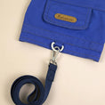 Charger l'image dans la visionneuse de la galerie, Veste pour chien bleue avec attache et laisse assortie de la marque Oscar et Plume