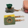 Cargar la imagen en la vista de la galería, Distributeur de sac à déjections pour chien Oscar et Plume en tissu vert et jaune avec attache mousqueton