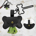 Load image into Gallery viewer, Distributeur de sacs pour chiens en forme d'os noir avec sac de déjections vert et attache clip