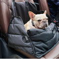 Charger l'image dans la visionneuse de la galerie, Sac de voyage pour chien noir Oscar et Plume avec Chihuahua beige assis à l'intérieur en voiture