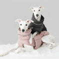 Load image into Gallery viewer, Deux chiens avec des doudounes imperméables pour chien, l'une en rose et l'autre en noir