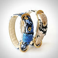 Charger l'image dans la visionneuse de la galerie, Ensemble collier laisse chic en cuir effet python bleu et beige avec boucles dorées Oscar et Plume
