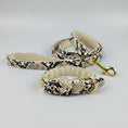 Charger l'image dans la visionneuse de la galerie, Ensemble collier laisse chic motif serpent beige noir avec boucles dorées Oscar et Plume