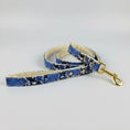 Charger l'image dans la visionneuse de la galerie, Ensemble collier laisse chic bleu à motif serpent avec attache dorée par Oscar et Plume