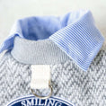 Carica l'immagine nel visualizzatore della galleria, Ensemble sweat chemise chien gris avec col bleu rayé et attache de laisse pour promenade