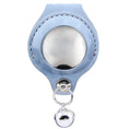 Load image into Gallery viewer, Étui AirTag en cuir bleu clair avec anneau métallique et petit grelot, design Oscar et Plume