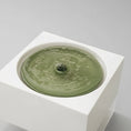 Charger l'image dans la visionneuse de la galerie, Fontaine à eau pour chat Oscar et Plume design moderne en céramique blanche avec bol vert