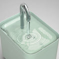 Charger l'image dans la visionneuse de la galerie, Fontaine à eau silencieuse pour chat avec un design moderne et un flux d'eau apaisant