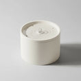Carica l'immagine nel visualizzatore della galleria, Fontaine chat silencieuse blanche design minimaliste Oscar et Plume pour une hydratation calme