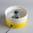Load image into Gallery viewer, Fontaine en céramique pour chat jaune et blanche avec système de filtration Oscar et Plume