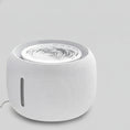 Carica l'immagine nel visualizzatore della galleria, Fontaine pour chat grande contenance blanche avec design moderne et chat blanc allongé à côté