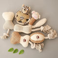 Load image into Gallery viewer, Jouet corde coton chien Oscar et Plume avec peluches et nœuds pour jeu et mastication