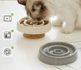 Load image into Gallery viewer, Chat qui mange dans une gamelle anti glouton chat Oscar et Plume en plastique beige et grise