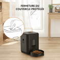 Load image into Gallery viewer, Gamelle automatique chien chat noire avec couvercle protégé et distributeur de croquettes dans un salon