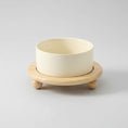 Charger l'image dans la visionneuse de la galerie, Gamelle céramique chat beige avec support en bois naturel et pieds ronds Oscar et Plume