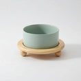 Charger l'image dans la visionneuse de la galerie, Gamelle céramique chat couleur vert d'eau avec support en bois naturel Oscar et Plume