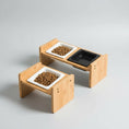Load image into Gallery viewer, Gamelle céramique inclinée avec support en bois pour animaux, bol blanc et bol noir avec croquettes