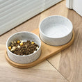 Charger l'image dans la visionneuse de la galerie, Gamelle céramique pour chien avec support en bois, design moderne blanc moucheté pour nourriture et eau