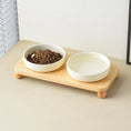 Load image into Gallery viewer, Gamelle céramique pour chien et chat sur support en bois avec croquettes et eau
