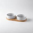 Charger l'image dans la visionneuse de la galerie, Gamelle céramique pour chien avec deux bols blancs à éclaboussures noirs sur support en bois