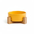 Charger l'image dans la visionneuse de la galerie, Gamelle chien céramique jaune avec support en bois naturel élégante et stable