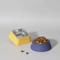 Charger l'image dans la visionneuse de la galerie, Gamelle chien inox carrée sur support jaune et bol bleu rempli de croquettes