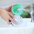 Charger l'image dans la visionneuse de la galerie, Gamelle de voyage petit chien flexible et étanche en silicone vert et blanc sous robinet