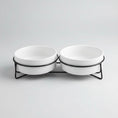 Charger l'image dans la visionneuse de la galerie, Gamelle design chien double en céramique blanche avec support noir élégant par Oscar et Plume