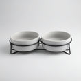 Charger l'image dans la visionneuse de la galerie, Gamelle design chien blanche double en céramique avec support métallique noir Oscar et Plume