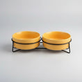 Charger l'image dans la visionneuse de la galerie, Gamelle design chien double en céramique jaune avec support métallique noir Oscar et Plume