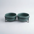 Charger l'image dans la visionneuse de la galerie, Gamelle design chien double bol en céramique verte avec support noir minimaliste Oscar et Plume