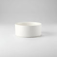 Charger l'image dans la visionneuse de la galerie, Gamelle design chien blanche en céramique simple et élégante pour repas de chien Oscar et Plume