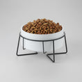 Charger l'image dans la visionneuse de la galerie, Gamelle design chien blanche avec support en métal noir moderne par Oscar et Plume