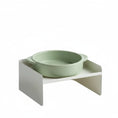 Charger l'image dans la visionneuse de la galerie, Gamelle design chien en silicone vert avec support blanc surélevé pour alimentation confortable